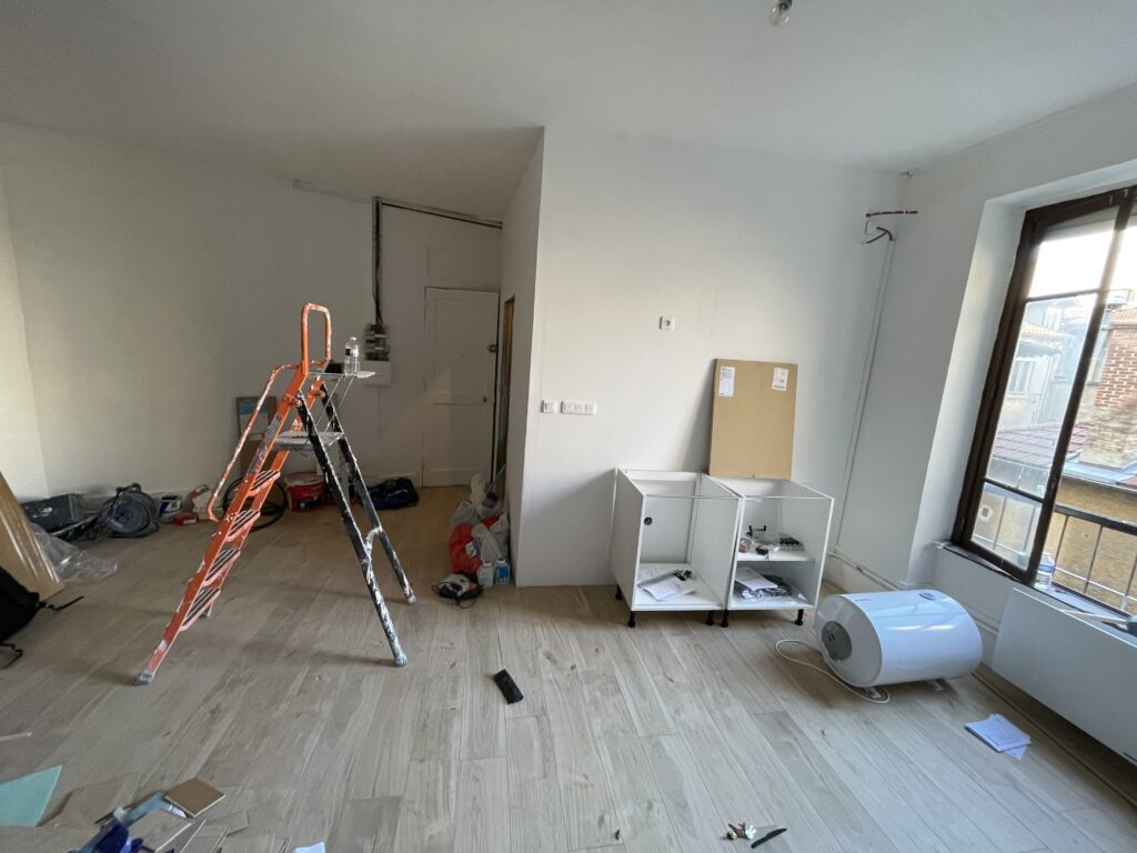 Créer une vraie cuisine pour moins de 2 000 € ? Une cuisine studio 240cm 2 Cuisine studio 240cm Cloison technique en cours de construction avec passage des réseaux cuisine et salle de bain.