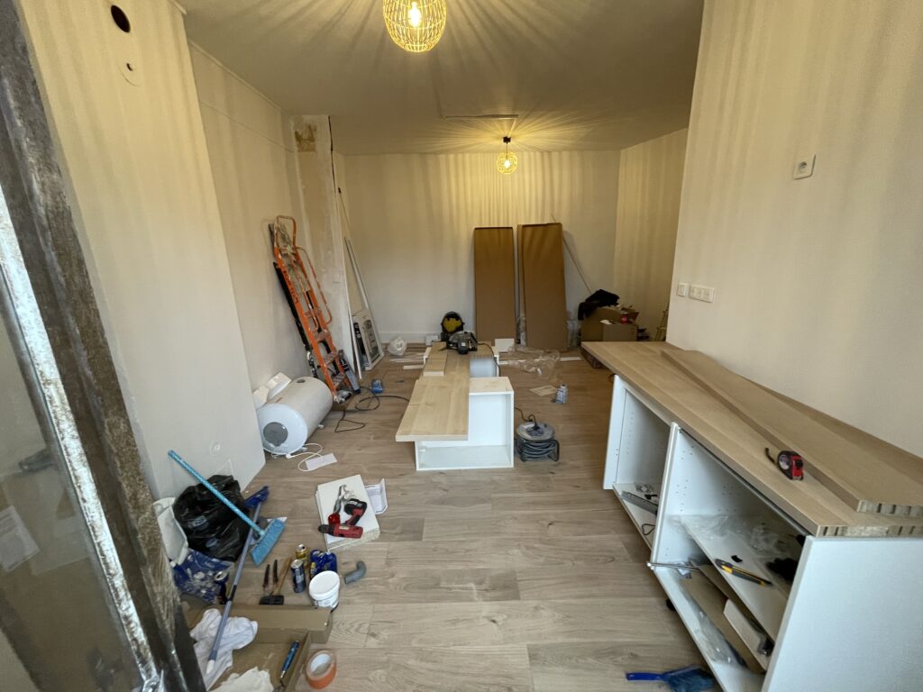 Créer une vraie cuisine pour moins de 2 000 € ? Une cuisine studio 240cm 4 Cuisine studio 240cm Pose du plan de travail principal en finition bois clair sur meuble bas IKEA