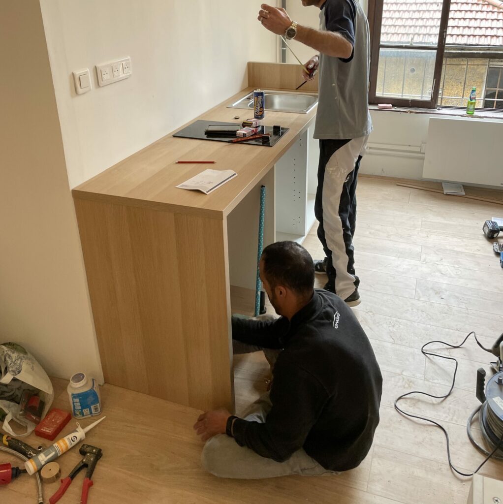 Créer une vraie cuisine pour moins de 2 000 € ? Une cuisine studio 240cm 5 Cuisine studio 240cm Découpe du retour du plan de travail pour créer un angle et donner un effet sur mesure