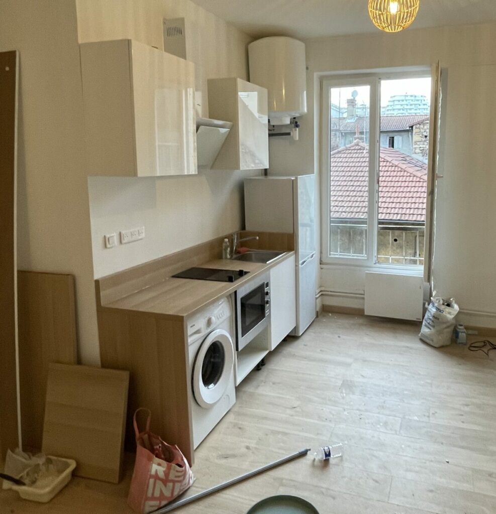 Créer une vraie cuisine pour moins de 2 000 € ? Une cuisine studio 240cm 6 Cuisine studio 240cm Cuisine quasi finie avec électroménagers intégrés, retour, hotte à LED et frigo pleine taille
