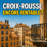 Vue sur les immeubles typiques de Croix-Rousse à Lyon avec balcon en fer forgé, toits en tuiles et ciel bleu. Titre accrocheur “Croix-Rousse : Encore rentable ?”