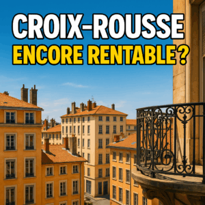 Vue sur les immeubles typiques de Croix-Rousse à Lyon avec balcon en fer forgé, toits en tuiles et ciel bleu. Titre accrocheur “Croix-Rousse : Encore rentable ?”