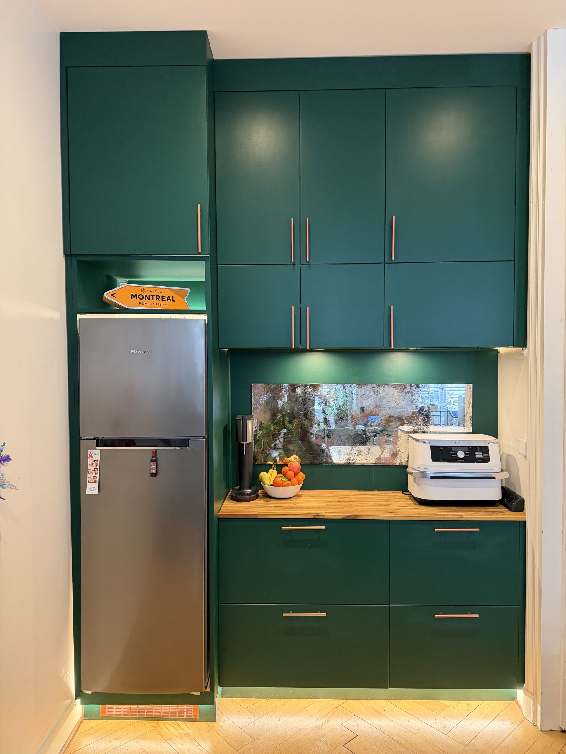 Armoire sur-mesure vert british réalisée par l'entreprise d'aménagement Valdréa à Lyon.