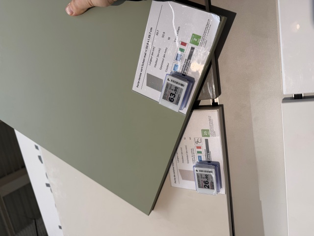 Vienne Lin mat.
Façades cuisine Leroy Merlin : Vert Lichen mat et Lin Mat.