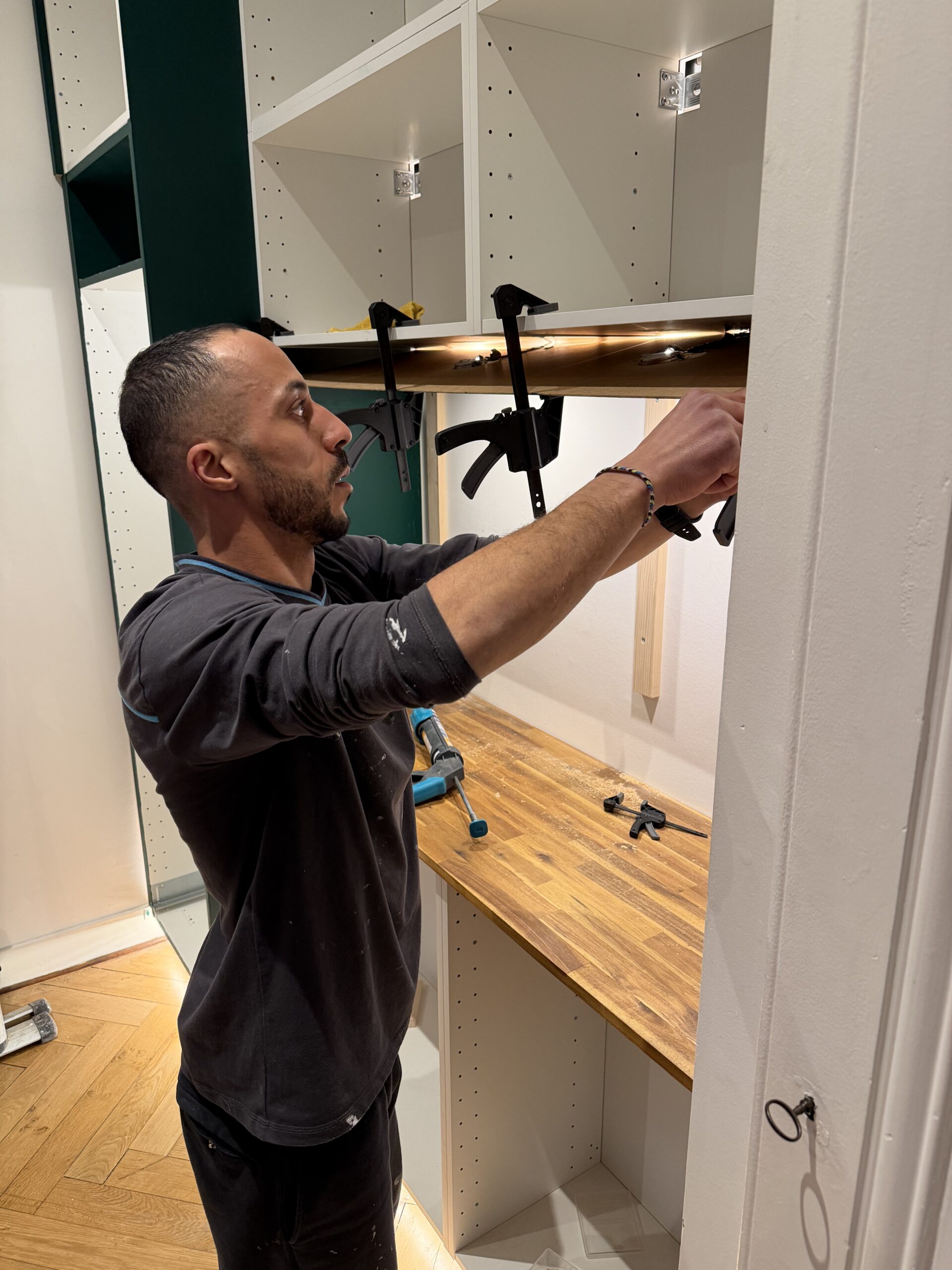 Sofiane Ferajoui, artisan CMA Valdréa, effectuant des finitions techniques sur un chantier de rénovation à Lyon.