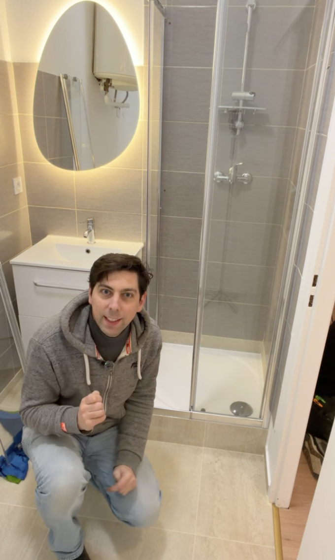 Armoire sur-mesure vert british réalisée par l'entreprise d'aménagement Valdréa à Lyon.