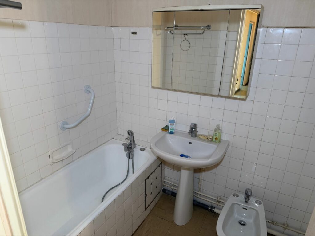 Ancienne salle de bain vétuste dans son jus, avant sa démolition complète lors de la rénovation de l'appartement à Lyon 5.