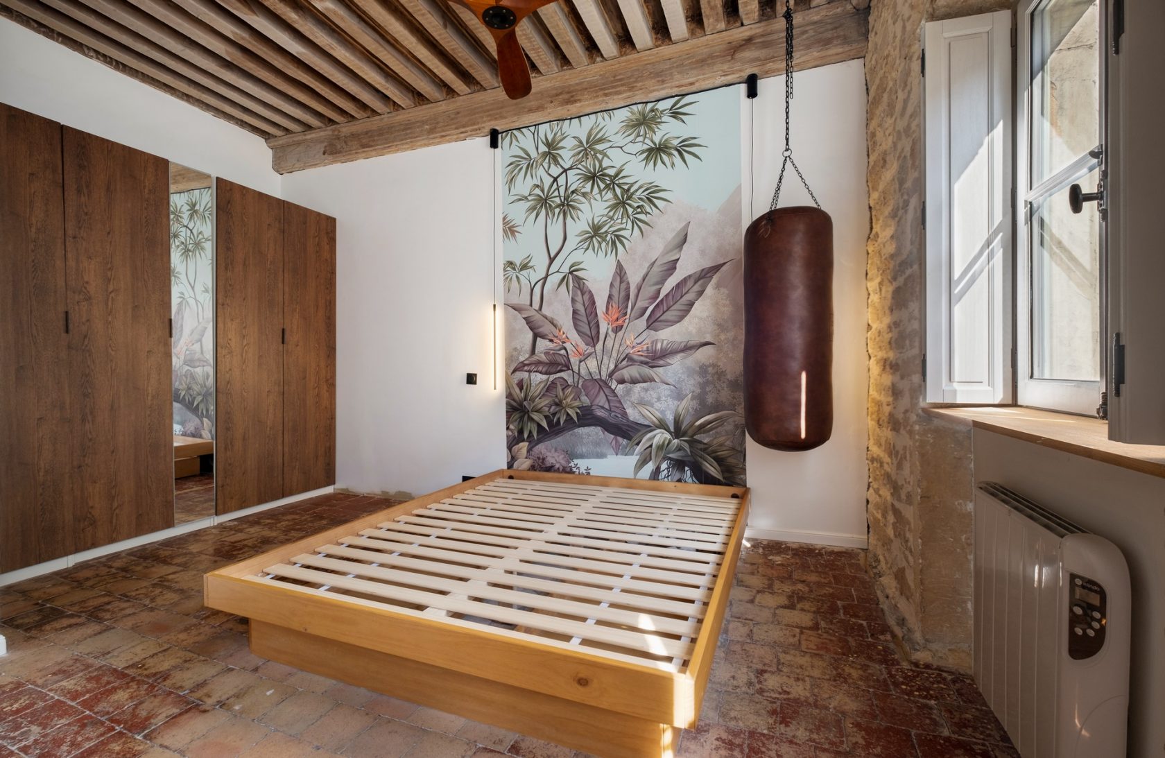 REALISATION: Quai André Lassagne 4 Chambre rénovée avec fresque murale, tomettes anciennes et ventilateur de plafond dans un immeuble historique Soufflot à Lyon