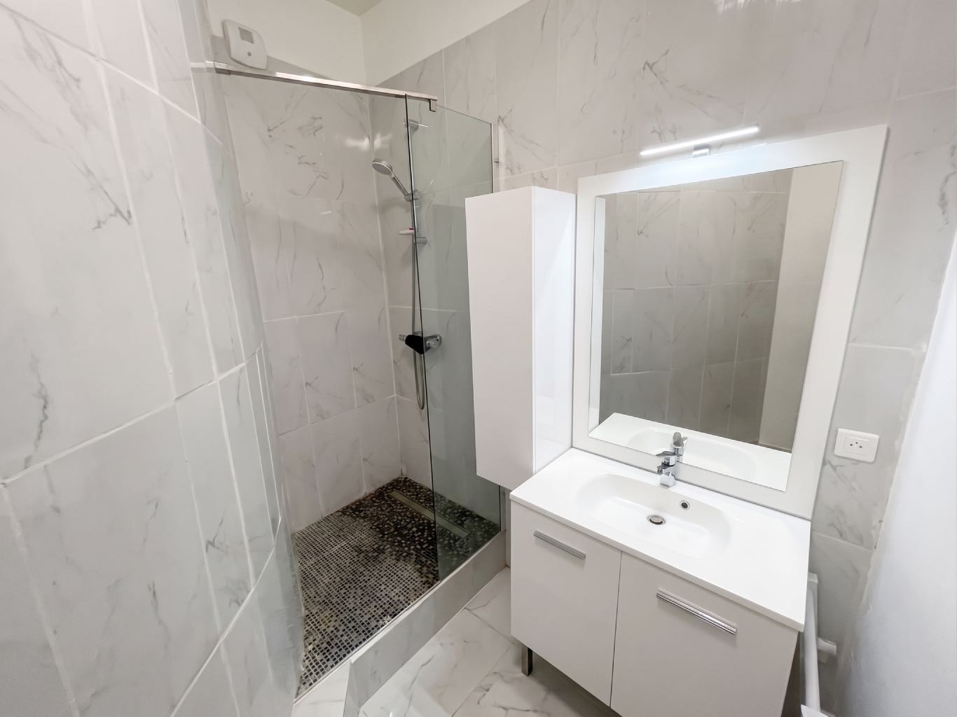 REALISATION: Studio Place Danton 4 Création d'une salle de bain moderne avec faïence effet marbre pour un studio locatif à Lyon Part-Dieu.