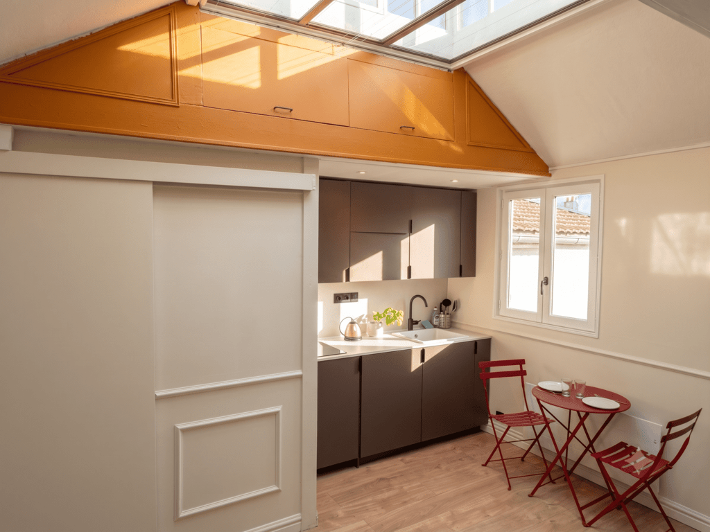 Aménagement d'une cuisine entièrement équipée sur 2 mètres de long dans une petite maison rénovée à Lyon.