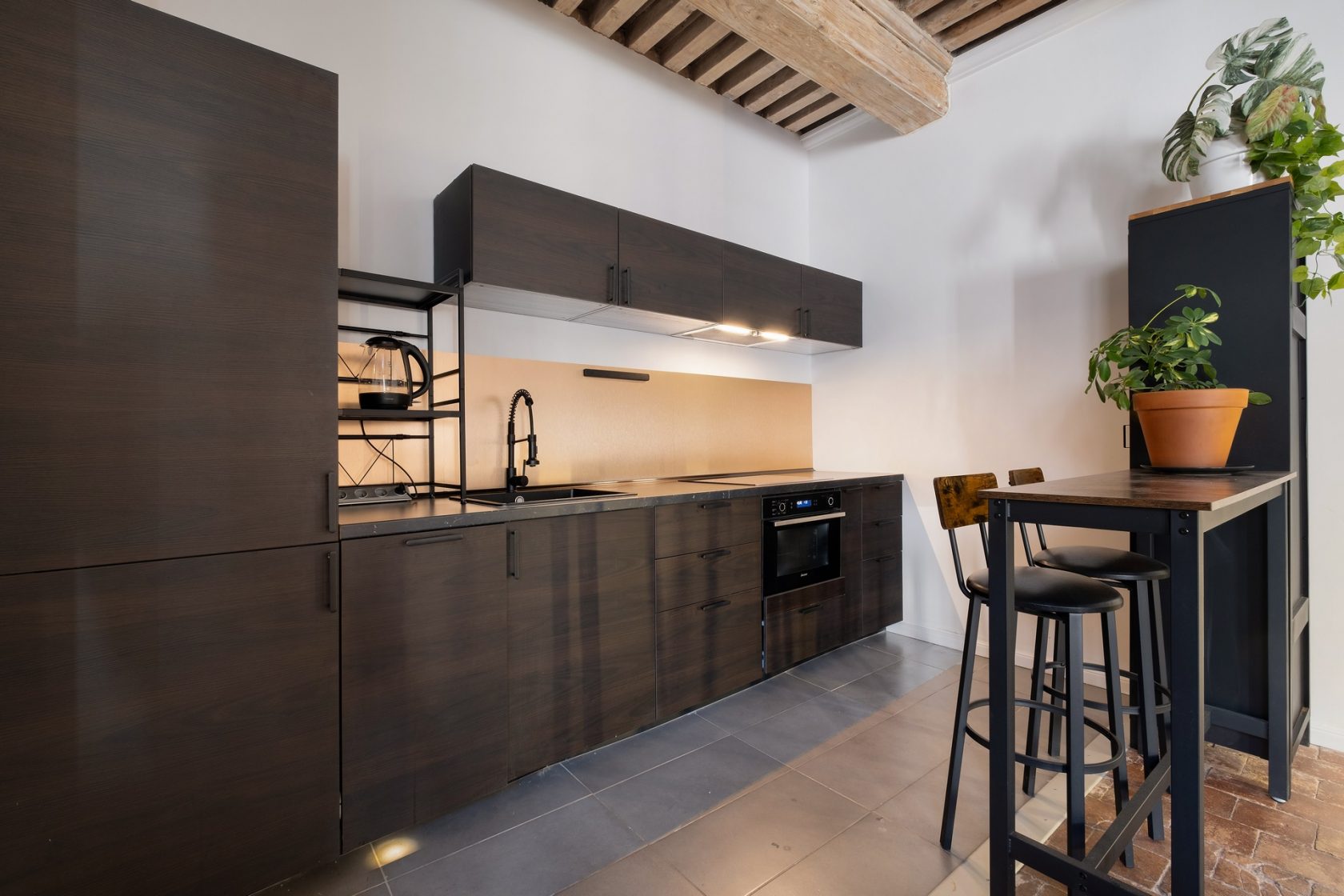 REALISATION: Quai André Lassagne 5 Cuisine moderne sur-mesure avec éclairages LED intégrés et crédence en bronze dans un appartement rénové à Lyon.