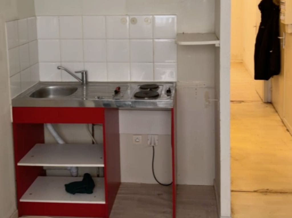 REALISATION: Gros Caillou 2 État des lieux avant rénovation : ancienne kitchenette vétuste dans son jus dans un appartement T2 à Lyon 4 (Gros Caillou).