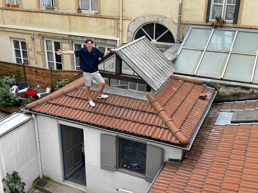 Home TRAVAUX AOUT 2026 Full screen - button 16 Camille Thouvenin sur le lanternon de la plus petite maison de Lyon rénovée par Valdréa