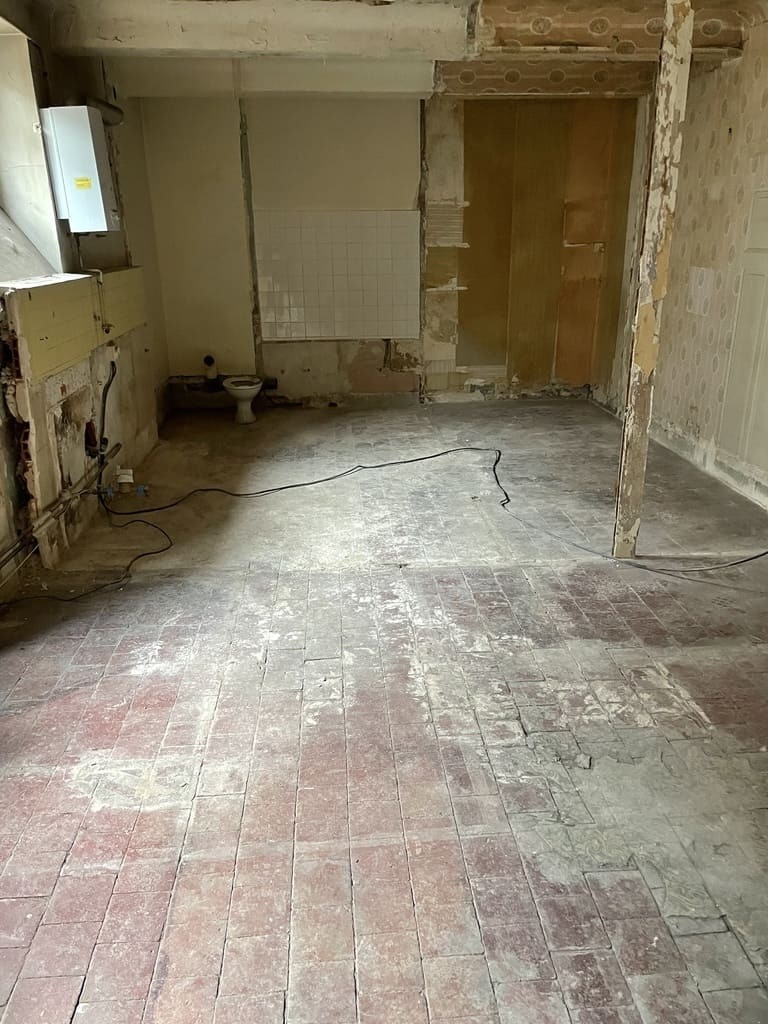 REALISATION: Quai André Lassagne 2 État des lieux et curage avant travaux de rénovation d'un appartement T2 rue Royale à Lyon 1. Conservation des tomettes anciennes.