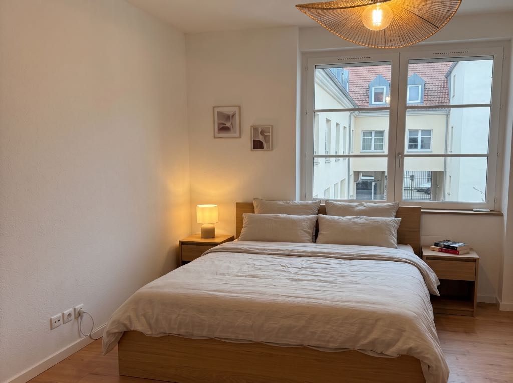 REALISATION: Gros Caillou 5 Chambre rénovée d'un appartement T2 à Lyon 4, lumineuse avec des murs peints en blanc et la pose d'un nouveau parquet chaleureux.