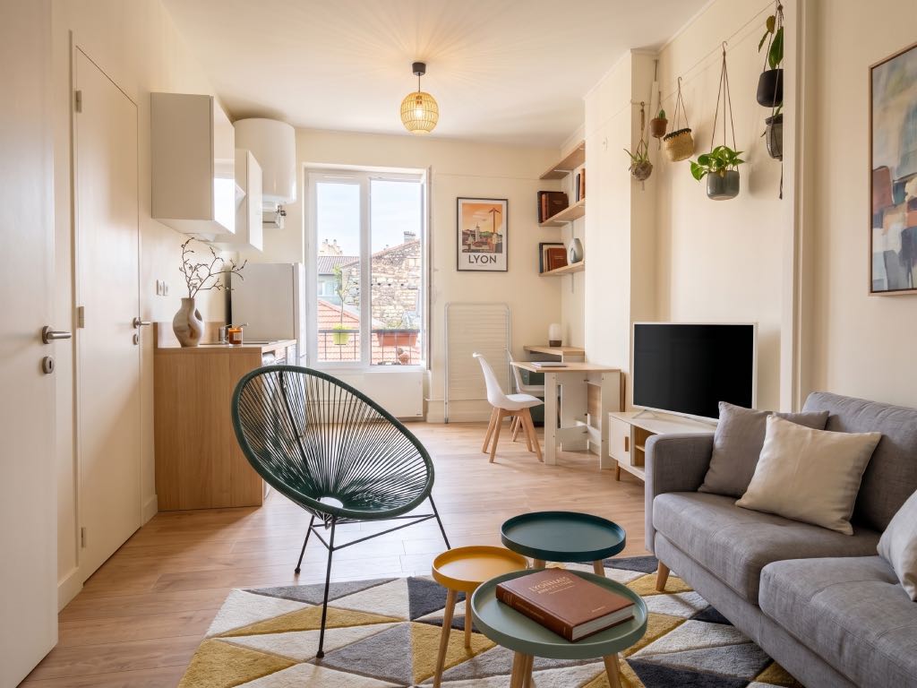 Nos Réalisations 6 Aménagement intérieur optimisé d'un studio de 30m2 rénové Place Danton à Lyon par Valdréa.