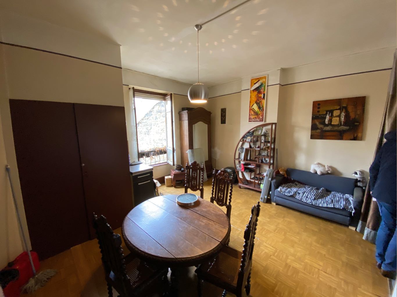 REALISATION: Studio Place Danton 2 Vue de l'intérieur encombré et vétuste d'un studio Place Danton à Lyon avant sa rénovation complète.