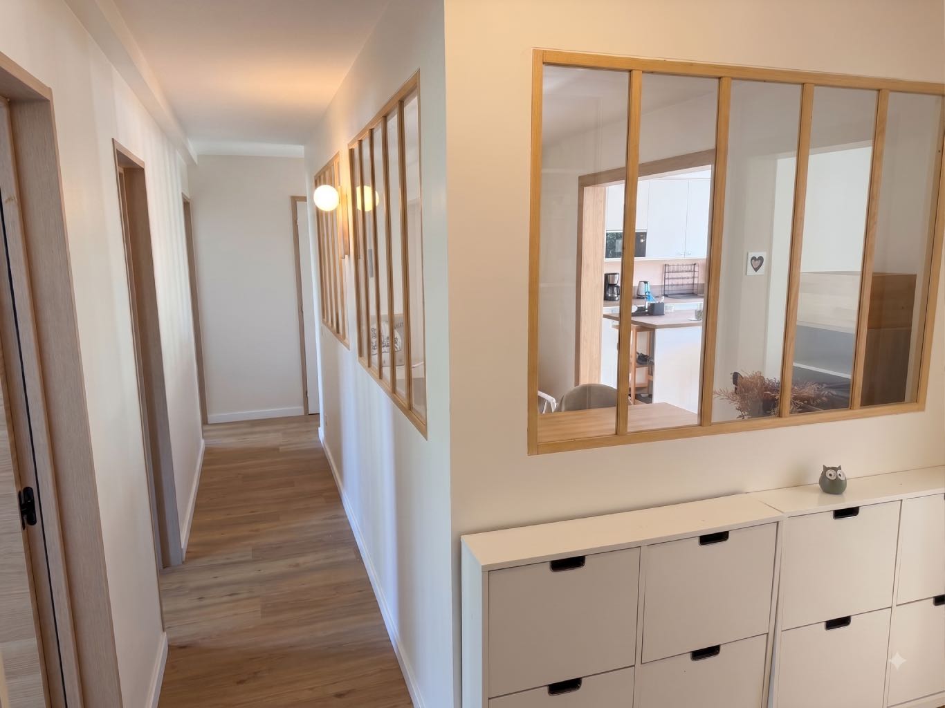 Création d'un espace bureau semi-vitré avec verrière en bois sur-mesure au centre d'un appartement rénové à Lyon 5.
