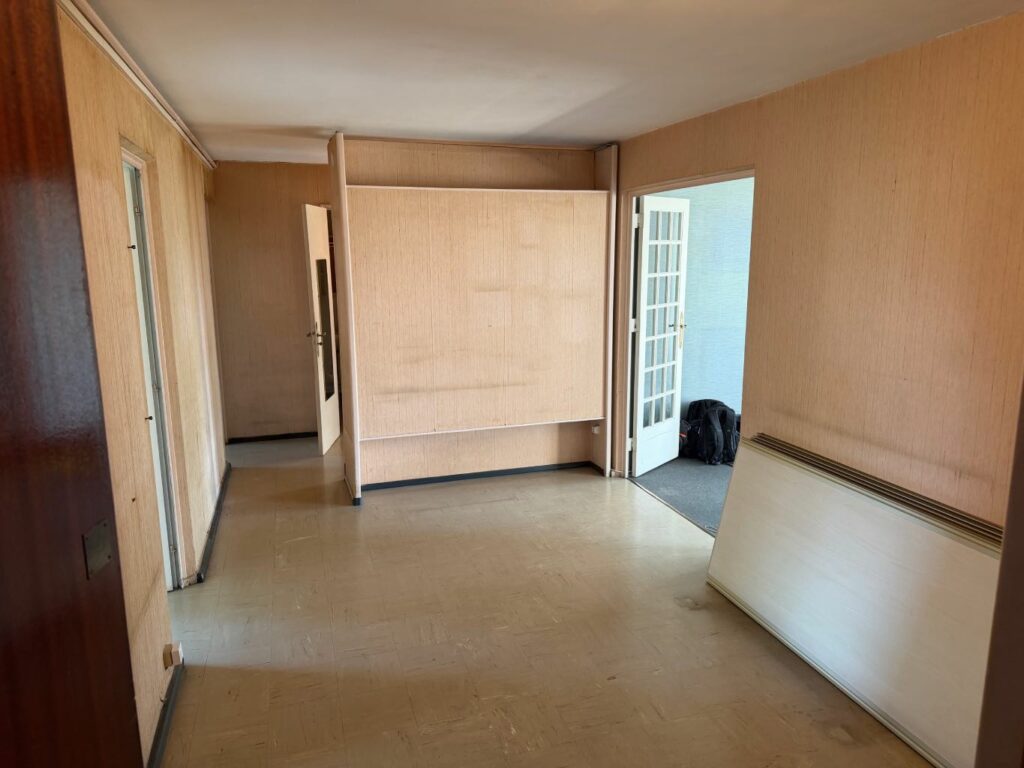 Vue depuis l'entrée d'un appartement des années 60 dans son jus avant sa restructuration complète à Lyon 5 (Point du Jour)