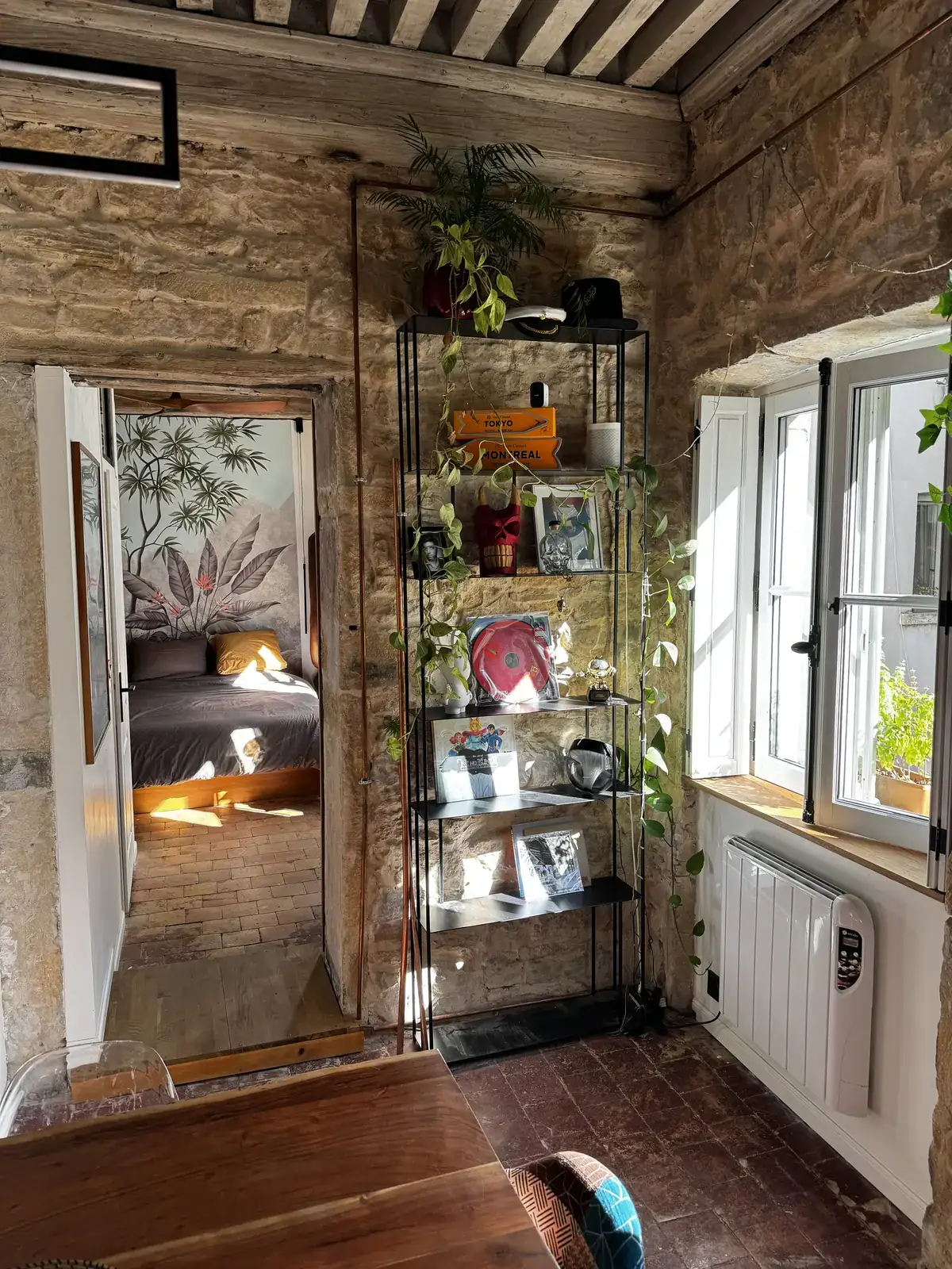 Rénovation d'appartement à Lyon : quand faut-il l'accord de l'ABF ? 2 Appartement ancien à Lyon 1er avec murs en pierre, poutres à la française et nouvelles fenêtres en bois blanc à petits bois