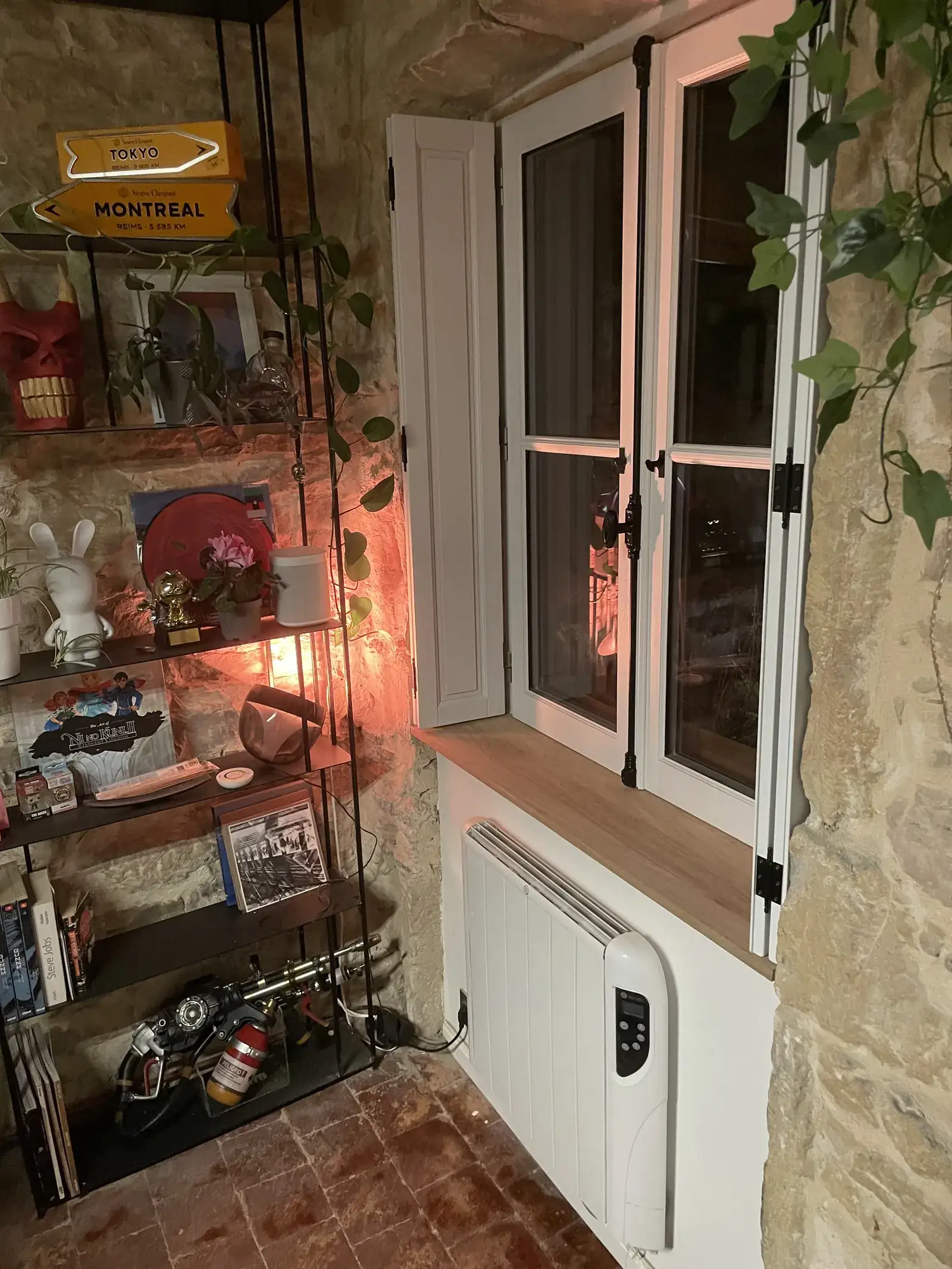 Rénovation d'appartement à Lyon : quand faut-il l'accord de l'ABF ? 4 Fenêtres en bois blanc et volets intérieurs assortis en soirée dans un appartement du 1er arrondissement de Lyon